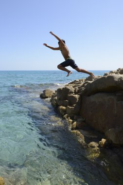 Denizin içine çocuk dalış