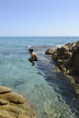 Denizin içine çocuk dalış