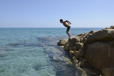 Denizin içine çocuk dalış