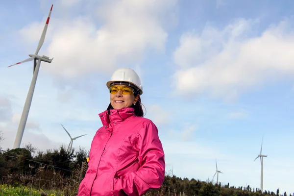 Женщина-инженер проверяет ветряные турбины . — стоковое фото
