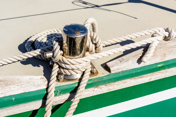 Oarlock and rope on a sailboat. — Stock Photo, Image