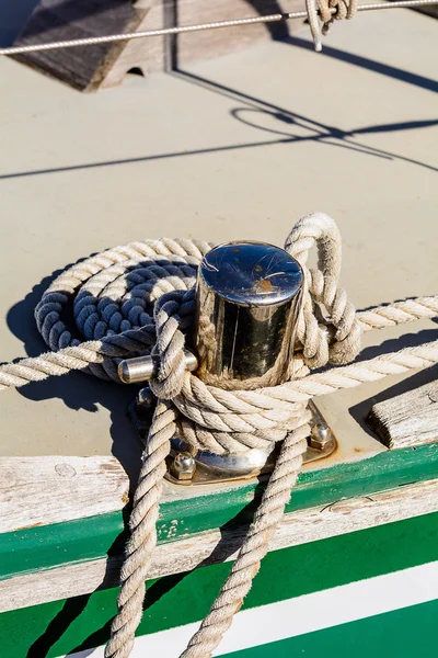 Oarlock and rope on a sailboat. — Stock Photo, Image