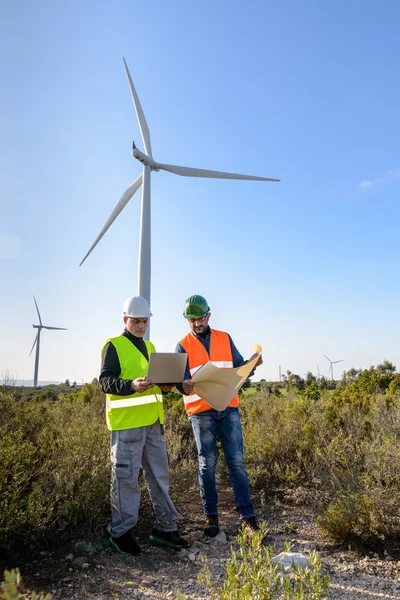 Engineers of Wind Turbine — Stock Photo, Image