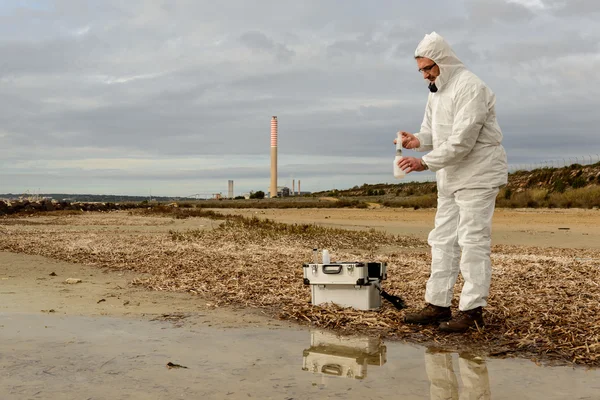 Expert Analyze the Water — Stock Photo, Image