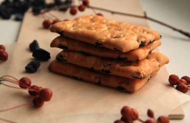 Lezzetli çıtır kraker ve kuru üzüm.