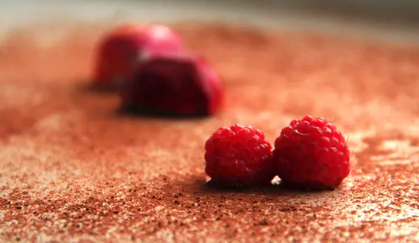 Delicadas Trufas Leite Doces Feitos Mão Forma Coração — Fotografia de Stock