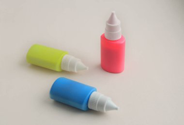 çok renkli vitray boyaları cam üzerinde boyamak için tüplerde.