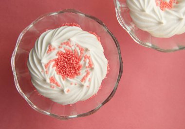 Nefis İtalyan tatlıları pembe arka planda beyaz kremalar.