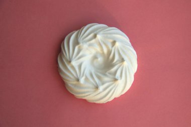 Nefis İtalyan tatlıları pembe arka planda beyaz kremalar.