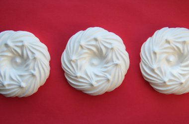 Nefis İtalyan tatlıları pembe arka planda beyaz kremalar.