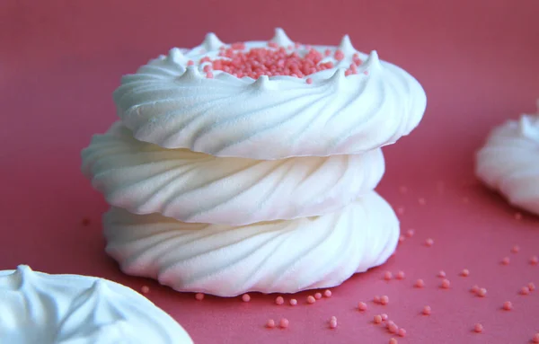 Köstliches Italienisches Dessert Weiße Baiser Auf Rosa Hintergrund — Stockfoto