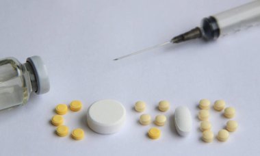 Covid 19 kelimesi farklı tabletlerden şırınga ve aşıyla hazırlandı.