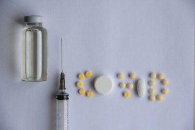 Covid 19 kelimesi farklı tabletlerden şırınga ve aşıyla hazırlandı.