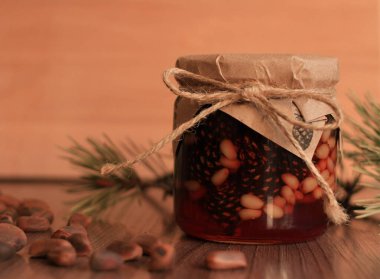 Çam fıstıklı kozalaktan yapılmış sağlıklı lezzetli reçel.
