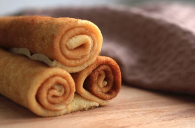 Bej arka planda sütlü ev yapımı ince krepler.