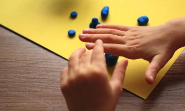 Çocukların kozmonotik gün için plastiğin yaratıcılığı modellemesi