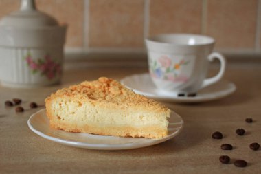 Lezzetli, yumuşak bir parça süzme peynirli turta.