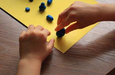 Plastik kütleden kozmonotik gün için bir uzaylının modellemesi