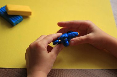 Plastik kütleden kozmonotik gün için bir uzaylının modellemesi