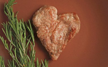 Tabakta kalp şeklinde kızarmış domuz eti.