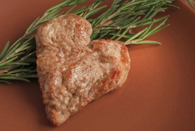 Tabakta kalp şeklinde kızarmış domuz eti.