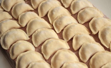 Ev yapımı çiğ hamur köftesi ve patates dilimleme tahtası.