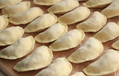 Ev yapımı çiğ hamur köftesi ve patates dilimleme tahtası.