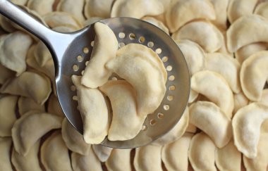 Ev yapımı çiğ patates köftesi.