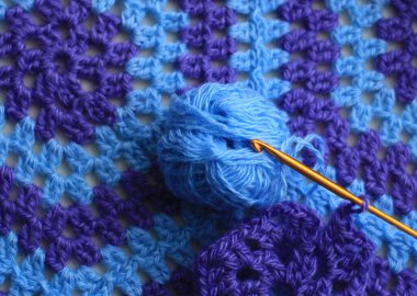 Mavi ve eflatun ipliklerden örülmüş ekose kumaş.