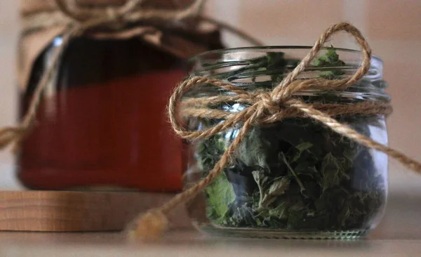 Sirop Menthe Sain Délicieux Dans Bocal Aux Feuilles Menthe Sèches — Photo