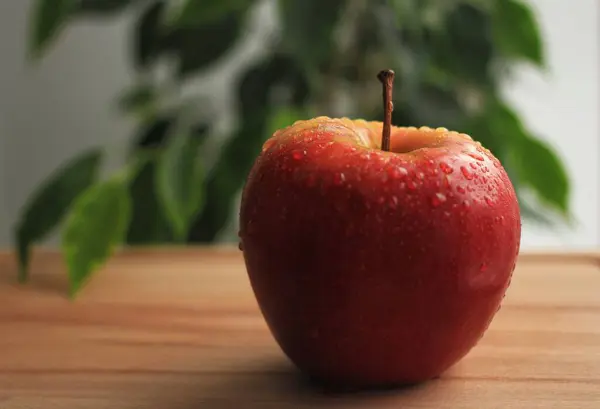 Czerwone Dojrzałe Jabłko Kropelkami Wody Beżowym Tle — Zdjęcie stockowe