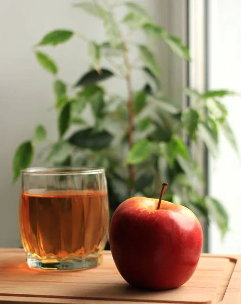 Κόκκινο Ώριμο Μήλο Χυμό Μήλου Ένα Ποτήρι Στο Φόντο Ενός — Φωτογραφία Αρχείου