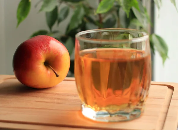 Κόκκινο Ώριμο Μήλο Χυμό Μήλου Ένα Ποτήρι Στο Φόντο Ενός — Φωτογραφία Αρχείου
