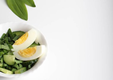 Yeşil soğan, salatalık ve yumurta salatası.