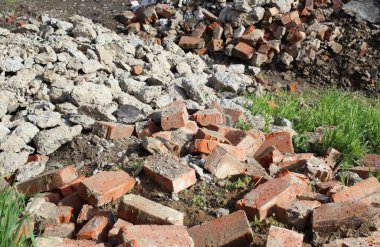 Tuğlalardan ve beton kirliliğinden oluşmuş inşaat atıkları