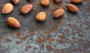 Metalik arka planda soyulmuş fındık bademleri.