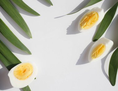 yeşil soğan ve kaynamış yumurta hafif bir zemin üzerinde Tex için yer var