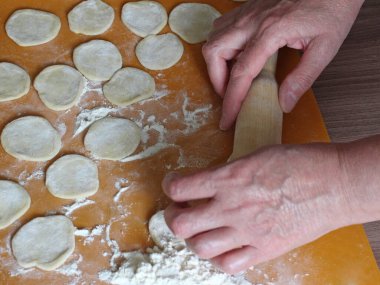 Büyükannenin elleriyle ev yapımı hamur tatlısı modelliği.