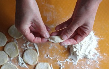 Büyükannenin elleriyle ev yapımı hamur tatlısı modelliği.