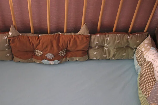 赤ちゃん用のベッドの枕の形をした柔らかい側面 — ストック写真