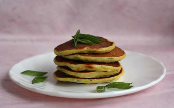 Pannkakor Med Ägg Och Grön Lök Ett Tefat Rosa Bakgrund — Stockfoto