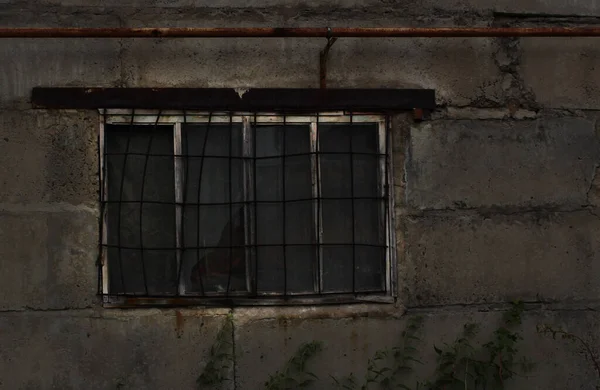 Old Window Metal Grate Gray Cinder Block Wall — Stock Photo, Image