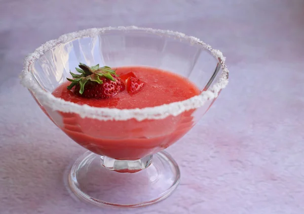 Purea Fragole Una Tazza Vetro Dessert Purea Con Fragole Zucchero — Foto Stock