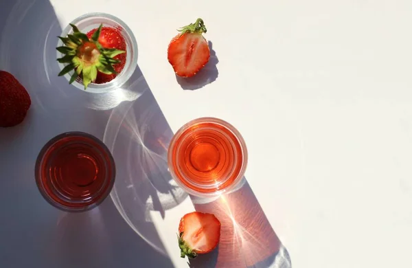 草莓糖 玻璃杯 草莓和冰块 — 图库照片