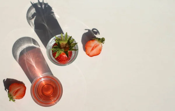 Strawberry compote tincture with ice in glass glasses with strawberries and ice cubes — Stock Photo, Image