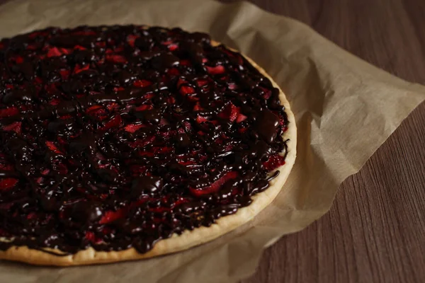 Pizza sucrée maison aux fraises fraîches et chocolat noir — Photo