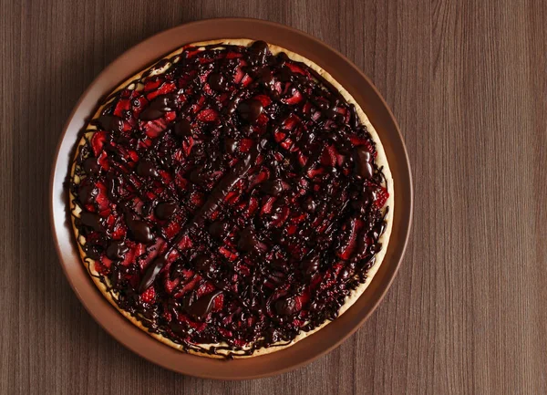 Homemade sweet pizza with fresh strawberries and dark chocolate — Stock Photo, Image