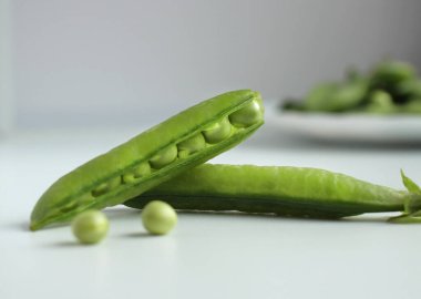 Bir elmanın iki yarısı kadar taze bezelye.