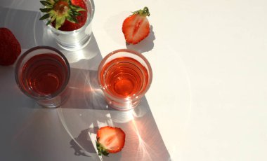 Çilek ezmesi, buzlu, cam bardakta, çilekli ve buzlu.