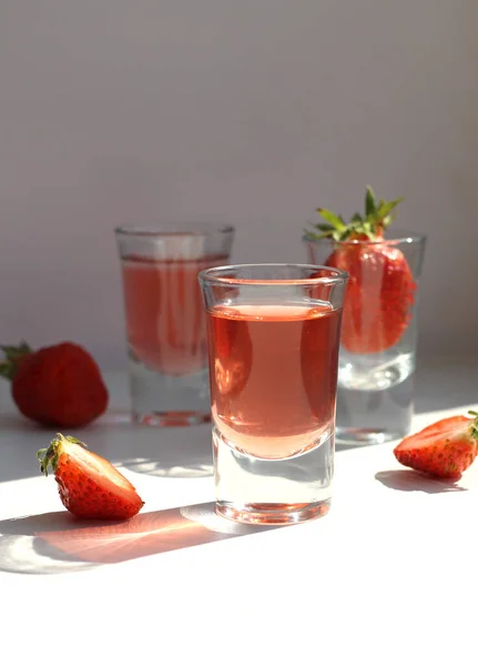 Jordgubbskompott tinktur med is i glas med jordgubbar och isbitar — Stockfoto